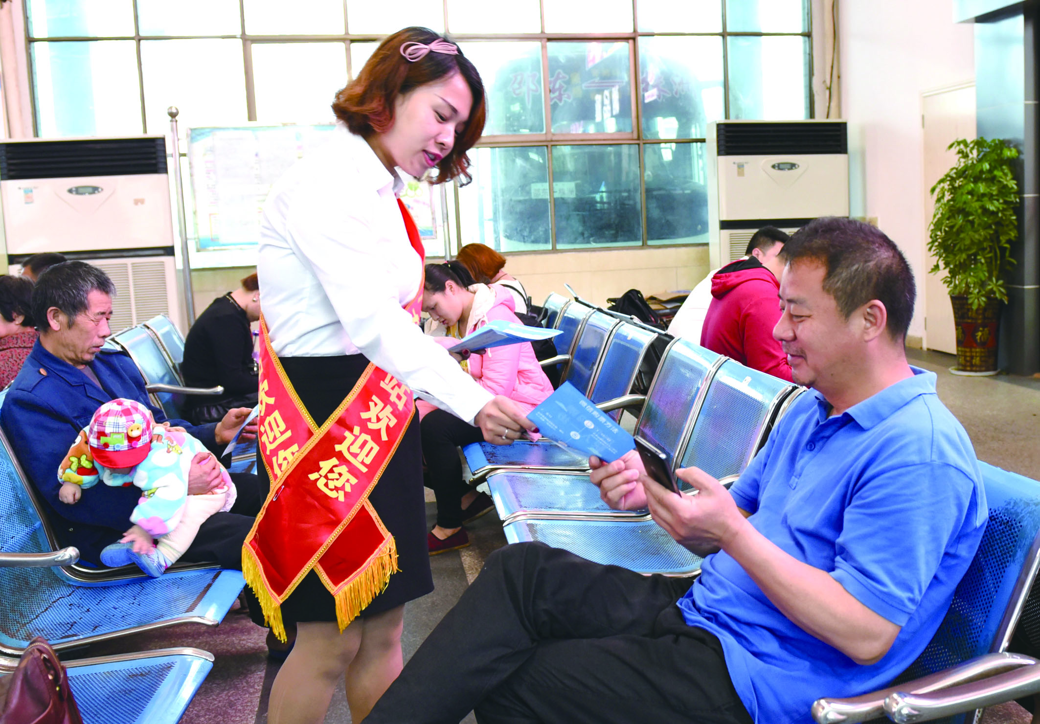 4月21日，邵東汽車西站工作人員在向旅客推介互聯(lián)網(wǎng)+站+車+客平臺的推廣應(yīng)用與購票實(shí)名制宣傳。
