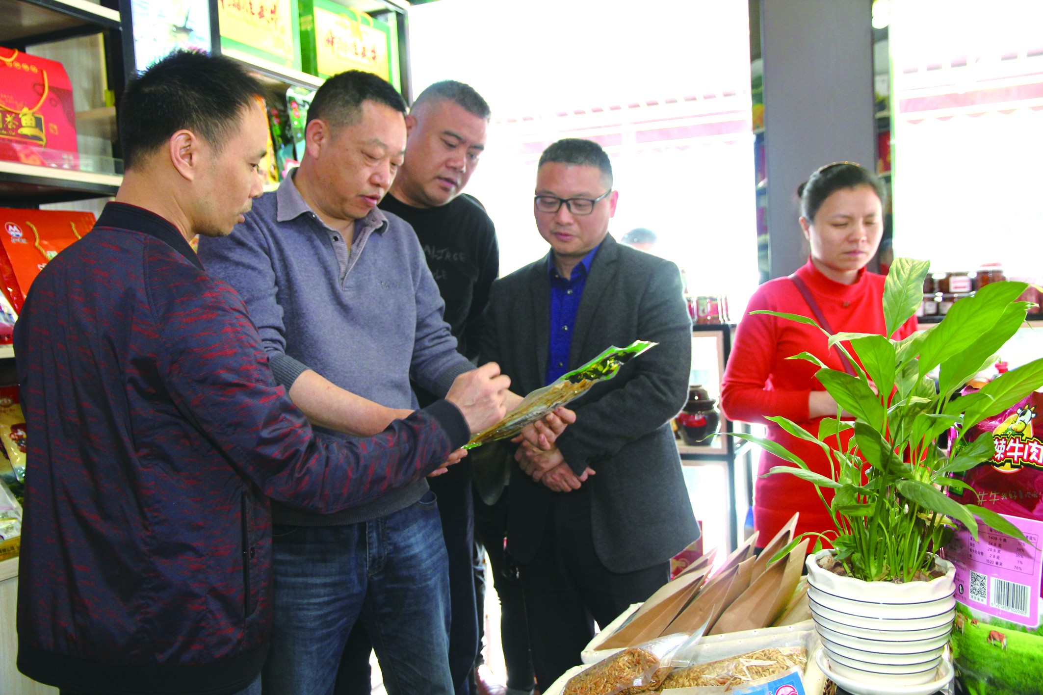 集團公司董事、副總經(jīng)理何偉紅帶領(lǐng)骨干學(xué)員在郴汽集團考察“郴味特產(chǎn)”