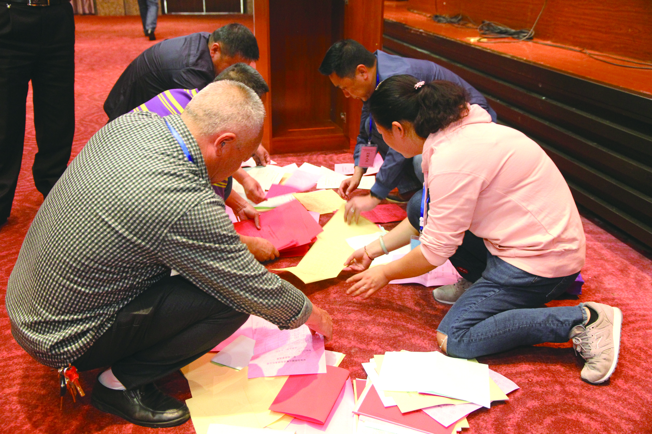 圖為工作人員在仔細(xì)清理選票。