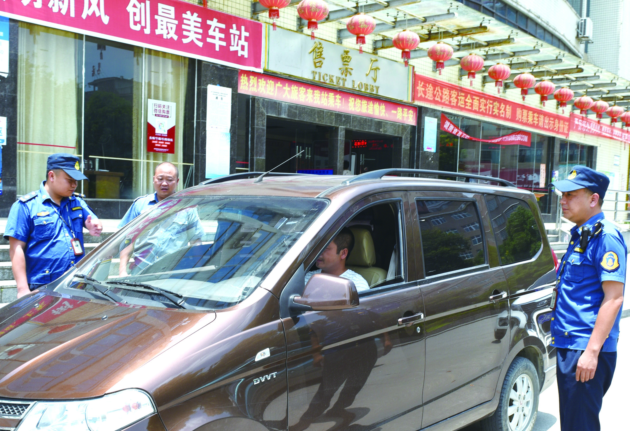 7月10日，洞口縣黃橋鎮(zhèn)副鎮(zhèn)長(zhǎng)謝揚(yáng)標(biāo)（右）在黃橋汽車(chē)站檢查營(yíng)運(yùn)客車(chē)安全檢查情況。近段時(shí)間以來(lái)，黃橋汽車(chē)站全面排查交通安全等方面存在的安全隱患，并及時(shí)予以整改到位，做到防患于未然，確保安全生產(chǎn)工作萬(wàn)無(wú)一失。據(jù)了解，今年上半年已消除交通安全隱患10余起。  李祖冠    攝影報(bào)道 