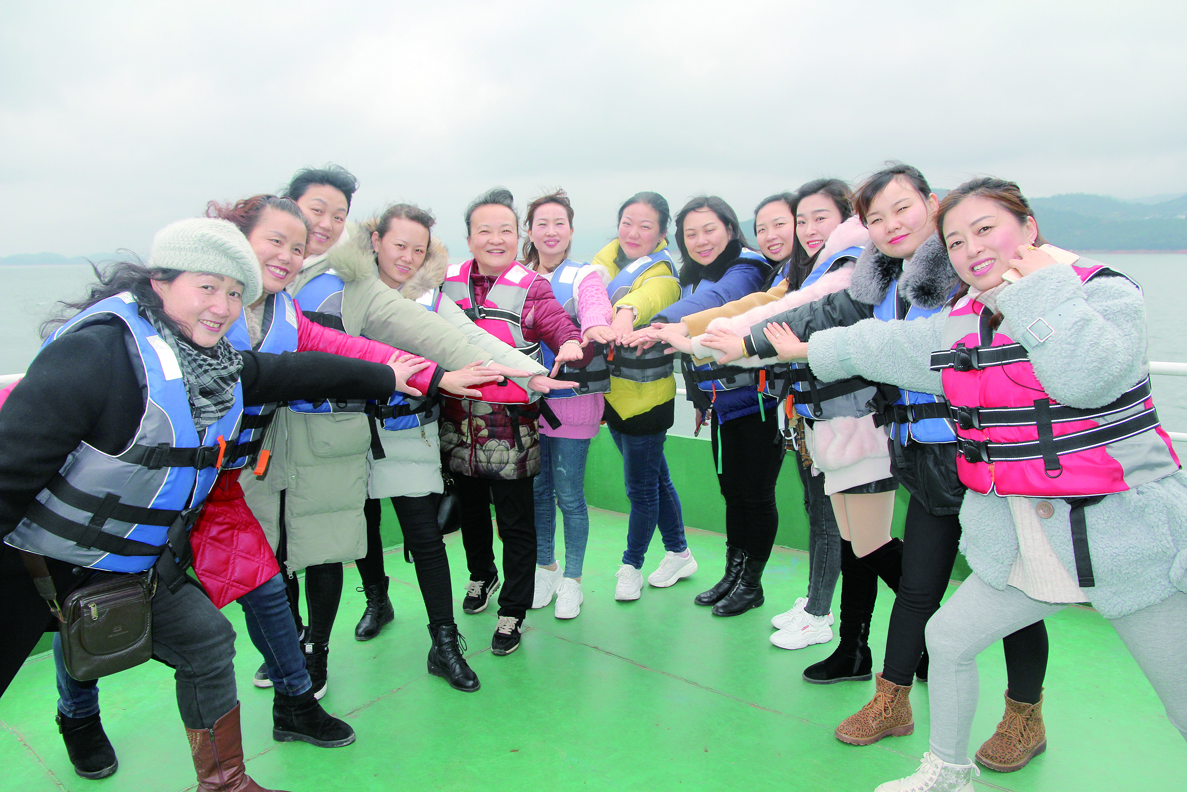 圖為女員工們在誓言：“我為邵陽湘運(yùn)加油，我與邵陽湘運(yùn)共存?！? 李高雄  攝影報(bào)道