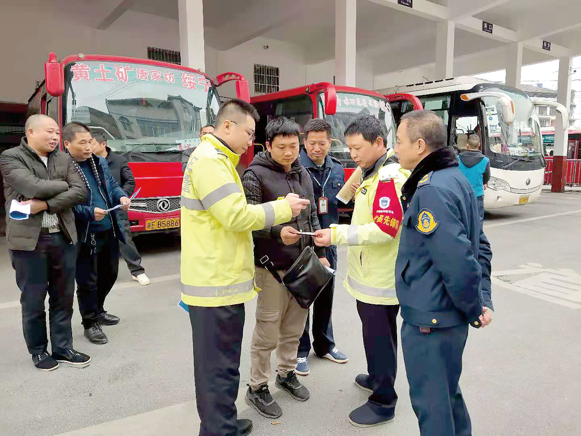 12月2日是全國交通安全日。當(dāng)天上午10時(shí)，綏寧分公司汽車總站舉行“知危險(xiǎn)會(huì)避險(xiǎn)、安全文明出行——關(guān)注農(nóng)村交通安全、暢行美麗鄉(xiāng)村”122交通安全日主題宣傳活動(dòng)。 ? 此活動(dòng)用生動(dòng)的事例教育廣大從業(yè)人員樹立美麗鄉(xiāng)村安全暢行責(zé)任意識、服務(wù)意識，進(jìn)一步增強(qiáng)廣大從業(yè)人員安全事故的防范意識、辨別意識，緊急避險(xiǎn)應(yīng)急處理方法。 省高速交警綏寧大隊(duì)、綏寧縣運(yùn)管所等負(fù)責(zé)人到活動(dòng)現(xiàn)場進(jìn)行指導(dǎo)。  劉永松